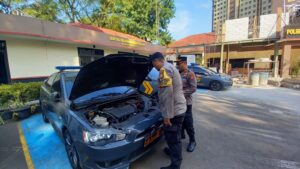 Wakapolsek Melaksanakan Pengecekan Kendaraan Dinas Patroli di Halaman Mako Polsek Metro Menteng