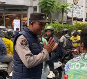 Patroli Dialogis Kasi Dokliput Aipda Himawan Kepada Pengguna Kendaraan Ojek Online