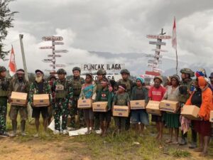 Yonif 323 Kostrad Ringankan Beban Perekonomian Masyarakat Dengan Berbagi Sembako