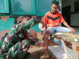 Prajurit Satgas Yonarmed 11 Kostrad Sigap Bantu Warga Terjatuh Dari Motor