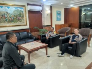 Bhabinkamtibmas Kelurahan Mangga Dua Selatan Sambang di Perkantoran