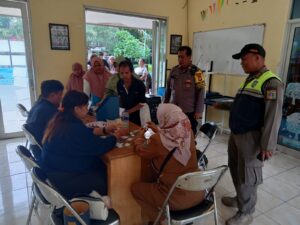 Bhabinkamtibmas Kelurahan Harapan Mulia Melakukan Monitoring Kegiatan Posyandu Balita dan Lansia