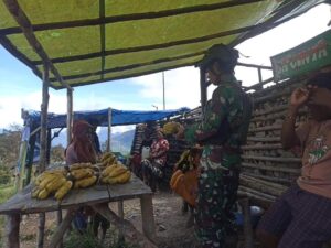 Kurangi Permasalahan Kemiskinan, Satgas Yonif 323 Buaya Putih Gelar Rosita