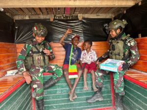 Satgas Yonif 509 Kostrad Rutin Bagikan Alat Tulis dan Belajar Bersama Anak-Anak Papua di TK Koper