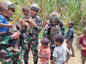 Satgas Yonif 432 Kostrad Bagikan Snack kepada Anak-anak Sekolah Minggu di Gereja Kasih, Dal