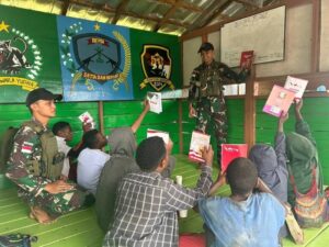 Prajurit Yonif 509 Kostrad Tanamkan Jiwa Persatuan dan Pancasila Lewat Bimbingan Belajar di Intan Jaya