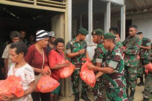 Yonif 755 Kostrad Gelar Bakti Sosial dan Pemeriksaan Kesehatan Gratis