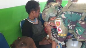 Satgas Yonif 323 Kostrad Menggandeng Puskesmas Sinak Gempur Polio di Pedalaman Papua