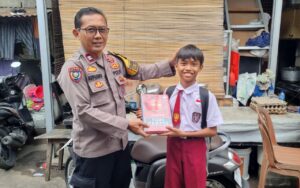 Bhabinkamtibmas Peduli Kepada Siswa Memberikan Buku Tulis Untuk Belajar