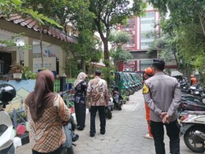 Bhabinkamtibmas Bersama Lurah Dampingi Camat Johar Baru Pengecekan Persiapan Adipura 2024