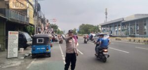 Kapolsubektor Galur Polsek Johar Baru Bantu Kelancaran Arus Lalu Lintas