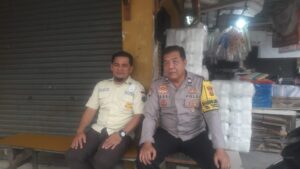 Bhabinkamtibmas Kelurahan Tanah Tinggi Sambang Dialogis Ke Pasar Tradisional Imbau Petugas Security