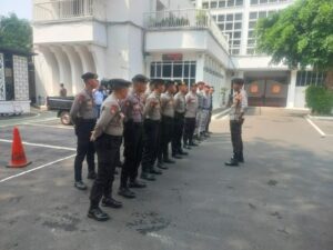 Kanit Samapta Polsek Metro Menteng Pimpin Apel di Kantor KPU RI Menteng.
