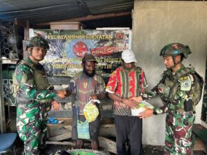Satgas Yonif 323 Berbagi Kebahagian Kepada Sesama