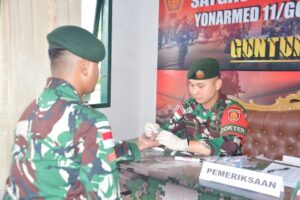 Cegah Malaria, Prajurit Satgas Yonarmed 11 Kostrad Jalani Pemeriksaan