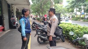 Patroli Bermotor Polsek Metro Menteng Berikan Imbauan Petugas Juru Parkir Sekitar Blora