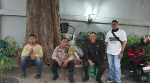 Bhabinkamtibmas Kelurahan Pasar Baru Patroli malam Hari Dan Sambang Di Gang Pemukiman