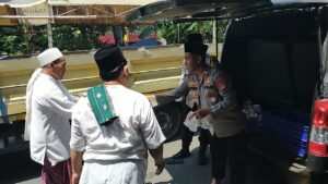 Berkah sholat Jumat, Polisi bagikan makanan gratis kepada jemaah