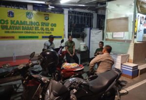 Patroli Malam Hari Panit Sabhara Singgah Ke Pos Kamling