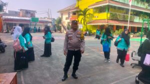 Patroli Wilayah Bhabinkamtibmas Johar Baru Monitoring dan Antisipasi Bubaran Anak Sekolah SMK Negeri 31 Jakarta