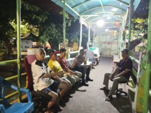 Patroli Wilayah dan Sambang Dialogis Bhabinkamtibmas Kampung Rawa Dengan Ketua RW dan Warga