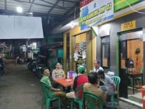 Bhabinkamtibmas Kelurahan Kampung Rawa Cooling System Kamtibmas di Pos RW 02