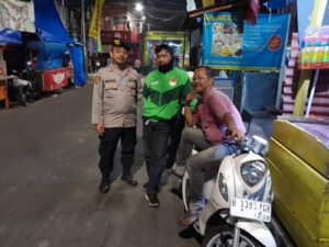 Panit 1 Polsek Johar Baru Sambangi Pengemudi Ojol Dan Berikan Imbauan Kamtibmas Di Jalan Kramat Jaya Baru.
