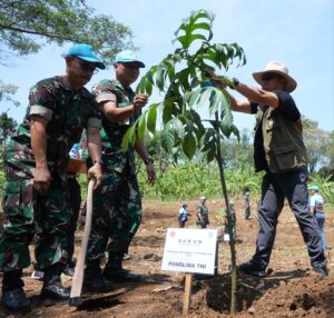 Panglima TNI Bagikan Ratusan Paket Sembako dan Tanam Pohon di PMPP TNI
