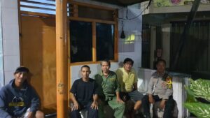 Bhabinkamtibmas Kelurahan Pasar Baru Sambang Pos Kam-Ling RW. 06