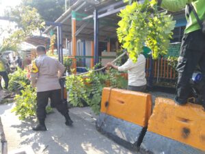 Bhabinkamtibmas Senen Melaksanakan Kerja Bakti Massal Di Terminal Senen