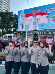 Polwan Layani Warga Saat Pam Car Free Day di Bundaran HI