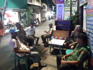Bhabinkamtibmas Mangga Dua Selatan Patroli Dialogis Dan Sambang Di Pos Sat- Kam-ling