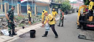 Koramil 51/Jatinegara Bersama Warga Melaksanakan Pengaspalan Jalan Warga.