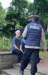 Patroli Kasi Dokliput Aipda Himawan Kepada Warga Berada Sekitar Taman Lembang