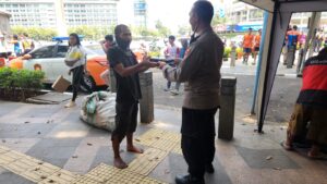 Kepedulian Berbagi Warga Masyarakat Saat Patroli Wilayah , Menteng