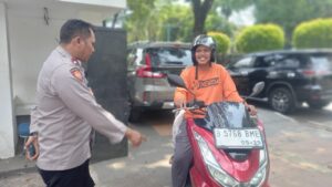 Memberikan Imbauan Kamtibmas Kepada Pengendara Sepeda Motor