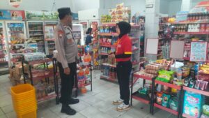 Bhabinkamtibmas Kelurahan Johar Baru Patroli Sambang Alfamart, Antisipasi Gangguan Kamtibmas