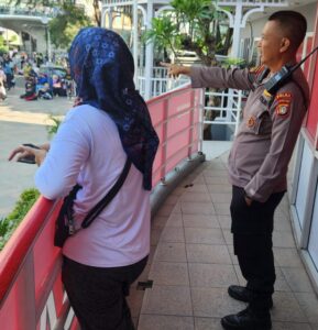 Wakapolsek Metro Menteng Memberikan Himbauan Anak Terlepas Dari Orang Tuanya.