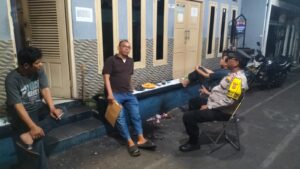 Sambang Ke Pos RW Bhabinkamtibmas Kelurahan Johar Baru Cooling System Kamtibmas Dengan Ketua RT dan Warga