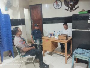 Bhabinkamtibmas Kelurahan Kampung Rawa Sambang ke Ketua RW 04 dan FKDM