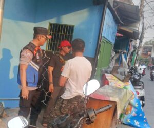 Anggota Binmas Polsek Johar Baru Melaksanakan Kegiatan Sambang Dan Patroli Dialogis