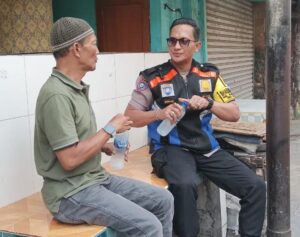 Patroli Dialogis Di Jalan Rawa Sawah Bhabinkamtibmas Kelurahan Kampung Rawa Berikan Imbauan Warga