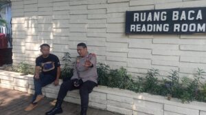 Kasubsi Publikasi Humas Polsek Metro Menteng Berinteraksi Petugas Keamanan Gereja Kesatuan Kristus