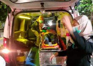 Bhabinkamtibmas Kebon Sirih Menteng Memberikan Bantuan Pengemudi Ojol Yang Pingsan