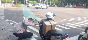 Kepedulian Unit Patroli Bermotor Berikan Bensin Motornya Pengemudi Yang Kehabisan Bensin