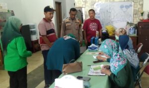 Bhabinkamtibmas Cempaka Putih Timur Bantu Kegiatan Posyandu Balita