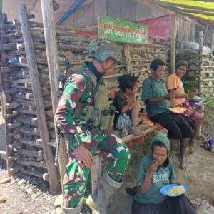 Kostrad Jumat Berkah Satgas Yonif 323 TK Pintu Jawa Berikan Makan Siang Kepada Masyarakat
