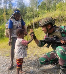 Satgas Yonif 509 Kostrad Tingkatkan Keamanan dan Keakraban di Kampung Titigi, Papua