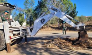 Backhoe Loader Indobatt XXIII-R Beraksi Atasi Masalah Jalan Utama di Adchit Al Qusayr
