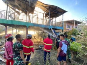 Aksi Cepat Tanggap Prajurit Satgas Pamtas Yonarmed 11 Kostrad Bantu Padamkan Kebakaran Rumah Milik Warga